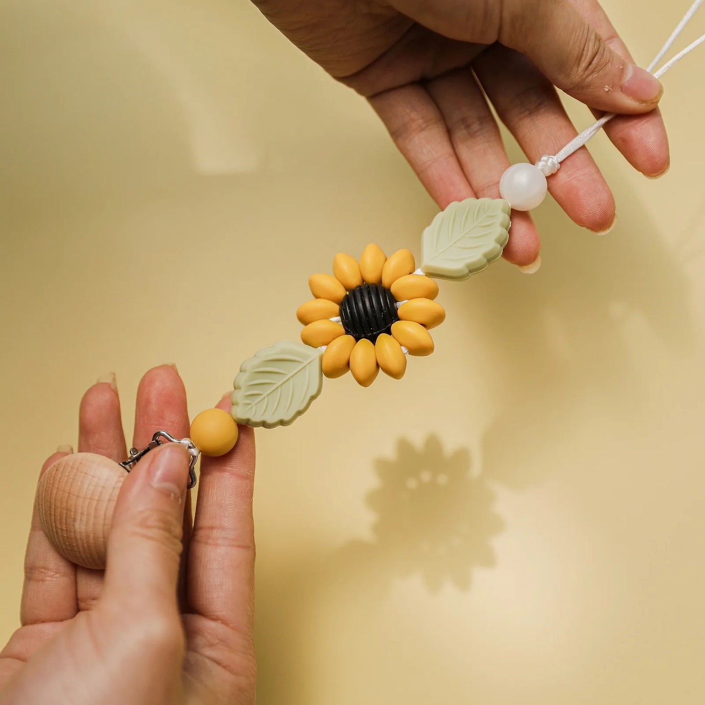 Cadena de Chupete de Silicona y Madera – Diseño Floral