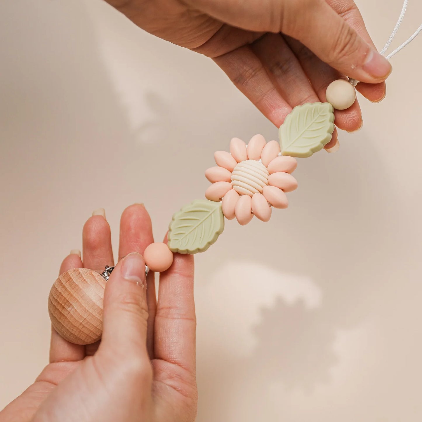 Cadena de Chupete de Silicona y Madera – Diseño Floral