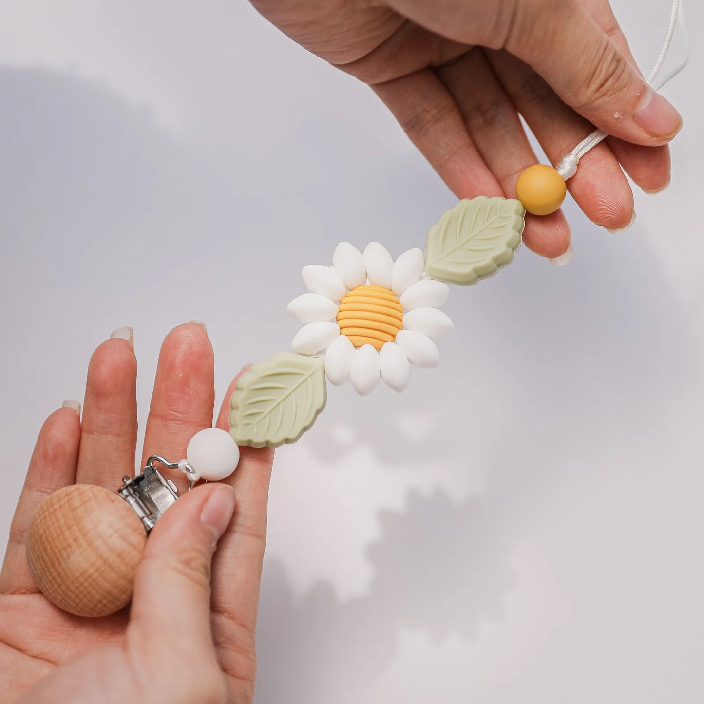 Cadena de Chupete de Silicona y Madera – Diseño Floral