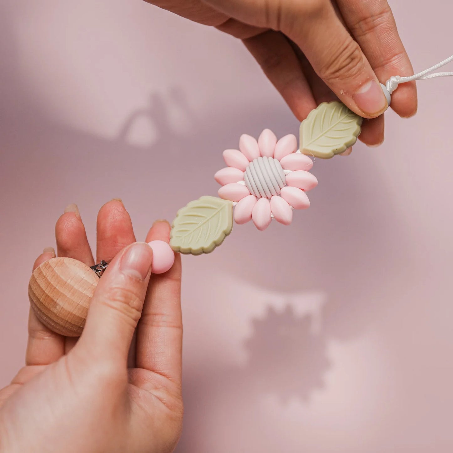 Cadena de Chupete de Silicona y Madera – Diseño Floral