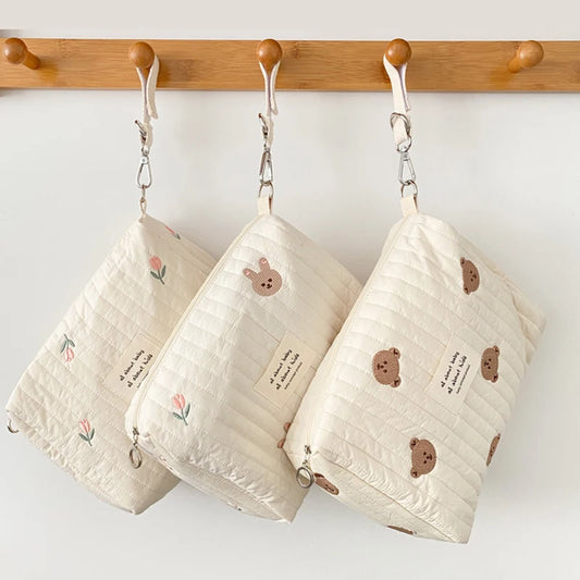 Bolsa de pañales bordada con estampado floral