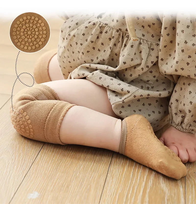 Conjunto de calcetines y rodilleras para bebé