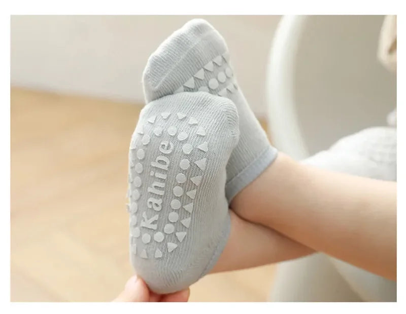 Conjunto de calcetines y rodilleras para bebé
