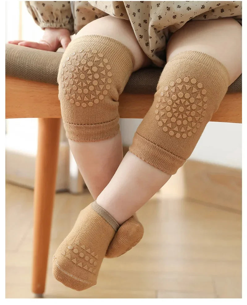 Conjunto de calcetines y rodilleras para bebé