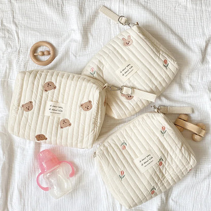 Bolsa de pañales bordada con estampado floral