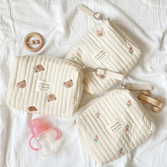 Bolsa de pañales bordada con estampado floral