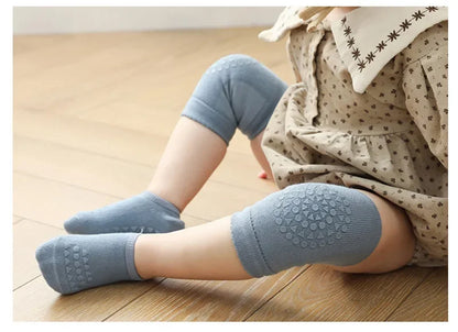 Conjunto de calcetines y rodilleras para bebé