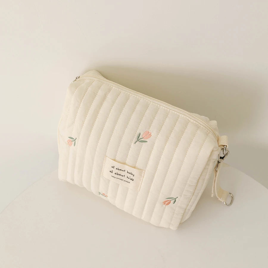 Bolsa de pañales bordada con estampado floral